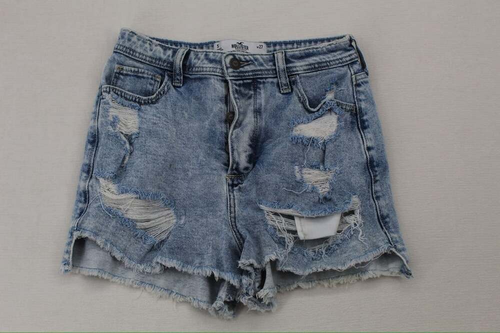 Hollister Curvy Ultra High-Rise Mom Short Distressed Denim Shorts Size 5 W27